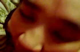 Бабенка снимает с челом минет крупным планом