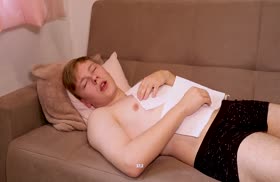 Докторша на вызове лечит больного особым способом