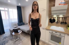 Сексуальная жопа в леггинсах ее оставила мужика равнодушным