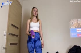 Фитнес мамочка накачала жопу и светит ей по дому в лосинах