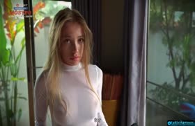 Красотка в эротичном виде уже ждет друга на кровати