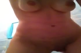 Молодая турка мастурбирует писю перед мобилой