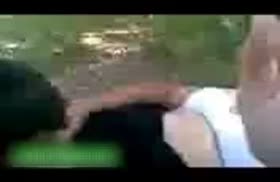 Зрелая шлюшка раздвинула ноги на улице